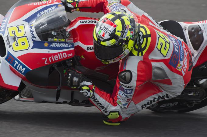 Andrea Iannone je v zadnjem ovinku brez zaviranja trčil v Doviziosa in oba zbil po tleh. Za Inannoneja je bilo tam dirke konec, Dovizioso pa je motor potisnil do cilja in končal na 13. mestu. | Foto: Guliverimage/Getty Images