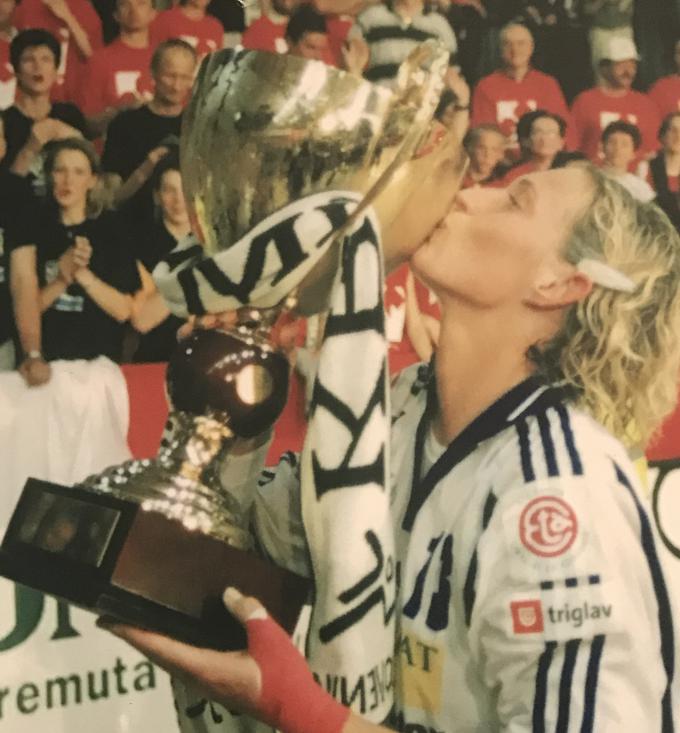 S Krimom je osvojila dva naslova evropskih prvakinj. Takole je slavila leta 2001. | Foto: Osebni arhiv