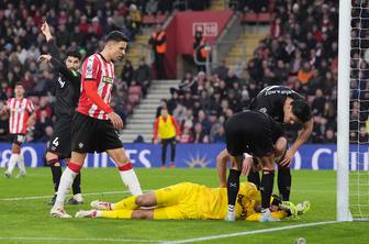 Lukasz Fabianski pri zavesti po hudem trku z Nathanom Woodom