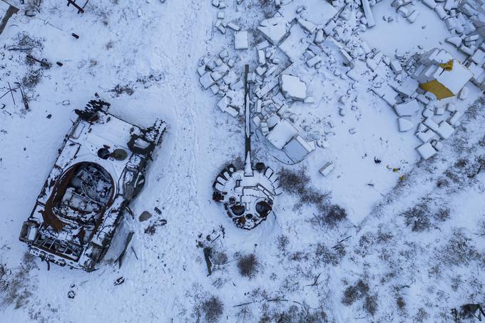 Rusija je februarja 2022, ko je napadla Ukrajino, imela na voljo 2.987 tankov. Do zdaj jih je po nekaterih ocenah v bojih izgubila najmanj 2.619. Ukrajinci so v spopadih uničili 1.725 ruskih tankov, poškodovali 145 in zajeli 544. Še 205 tankov so ruske tankovske posadke same zapustile na bojiščih. | Foto: Guliverimage/Vladimir Fedorenko