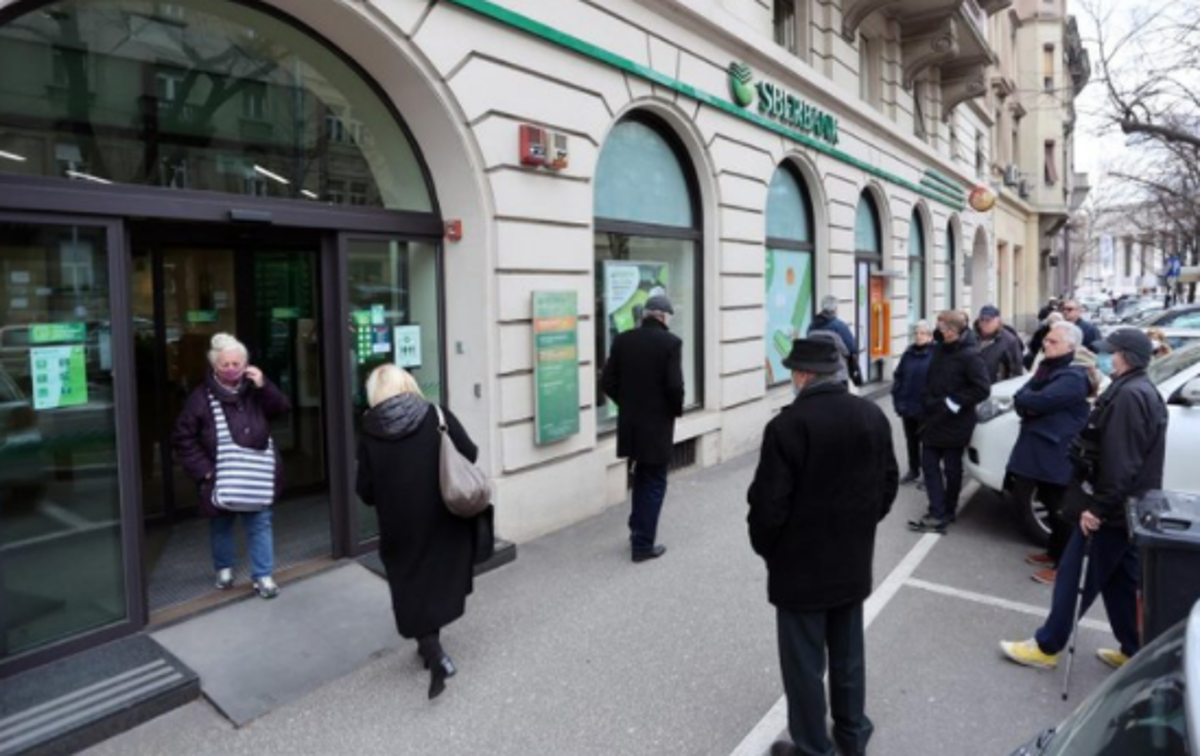 Banka | Številni so bili v strahu za svoje prihranke in hiteli zapirat račune.  | Foto posnetek zaslona
