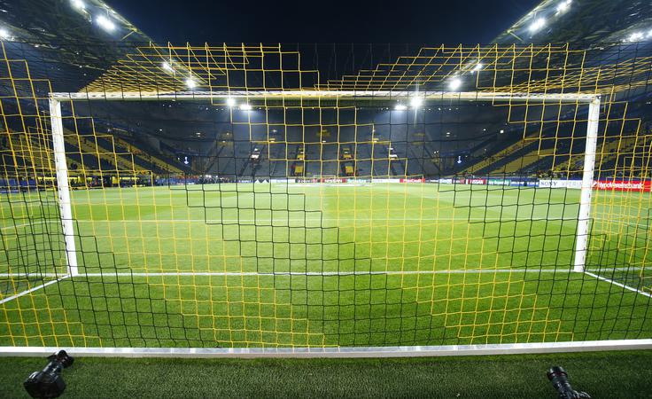 Štadion Signal Iduna Park je v torek zvečer sameval. Danes naj bi se Borussia in Monaco na njem pomerila ob 18.45. | Foto: Getty Images