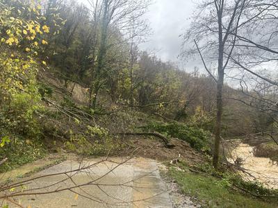 V Goriških brdih noč relativno mirna, sprožil se je nov plaz