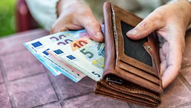 V polletju več kot triodstotna nominalna rast plač