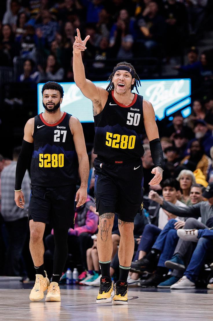 Jamal Murray in Aaron Gordon sta bila najboljša strelca Denverja, pri katerem je Nikola Jokić končal dvoboj pri 8 točkah, 9 skokih in 7 asistencah. Gordon je z 21 točkami izenačil osebni strelski rekord sezone. | Foto: Reuters