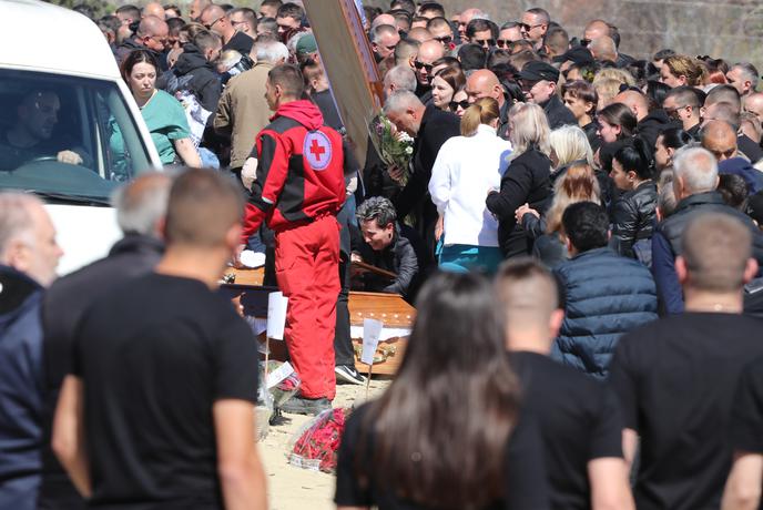 V Severni Makedoniji pokopali žrtve požara v nočnem klubu #video #foto