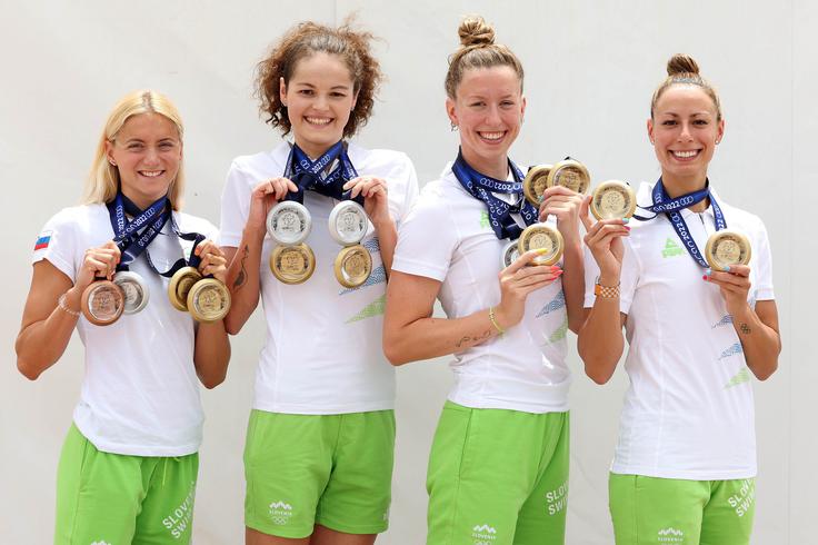 Slovenske plavalke Neža Klancar, Katja Fain, Janja Šegel in Tjaša Pintar so se s Sredozemskih iger v Oranu v Alžiriji julija lani vrnile z obilno bero medalj.  | Foto: Aleš Fevžer