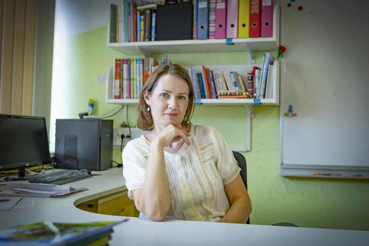 Pravi, da so jo tudi otroci v teh letih marsikaj naučili. "Naučili so me predvsem tega, da jih ne sodim na podlagi prvega vtisa. Tudi otroci si velikokrat nadenejo masko in oklep. Dogaja se, da otrok z vedenjskimi težavami, ki ves čas kliče po pozornosti, v sebi skriva nekaj povsem drugega, navadno ranljivost in nizko samopodobo. Če takšnim otrokom prisluhneš in jih slišiš, jih sprejmeš, pokažejo, kdo so v resnici. Takrat se šele lahko začne proces; najprej vzgoje, potem izobraževanja. Naučili so me tudi vztrajnosti in potrpežljivosti." | Foto: Ana Kovač