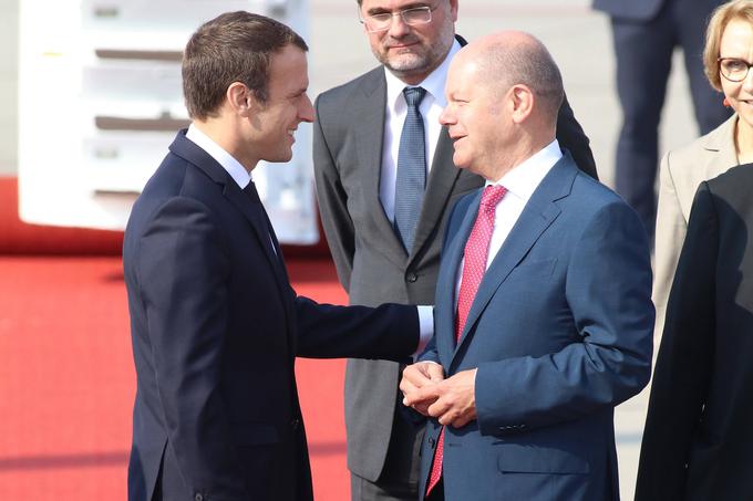 Francoski predsednik Emmanuel Macron oporeka Washingtonu, da bi se o Ukrajini pogajal z Moskvo tudi v imenu EU oziroma mimo EU. Macron želi rešitev najti v štiričlanskih pogajanjih med Francijo, Nemčijo, Rusijo in Ukrajino. Pri tem vprašanju ima Macron podporo nemškega kanclerja Olafa Scholza. Sta pa Pariz in Berlin na dveh bregovih glede nadaljnje prihodnosti jedrske energije v EU. | Foto: Guliverimage/Vladimir Fedorenko