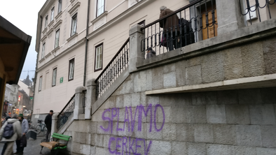 Nestrpni grafiti na ljubljanski frančiškanski cerkvi