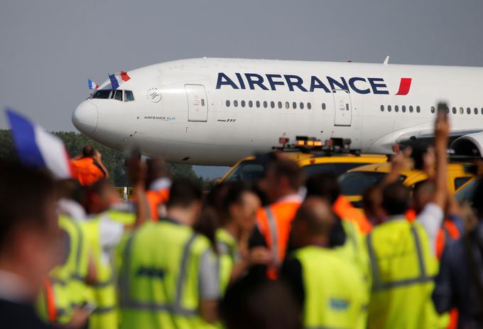 Malce pred 17. uro je v Franciji pristalo letalo s svetovnimi nogometnimi prvaki na krovu. | Foto: Reuters