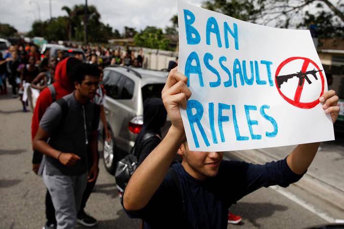 Množična streljanja v ZDA vsakič znova obudijo razpravo o strožjem nadzoru nad orožjem. | Foto: Reuters