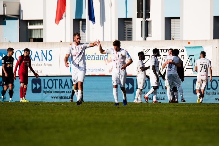 Nogometaši Tabora so v Kidričevem prišli do prve gostujoče točke v tej sezoni, zapravili pa lepo priložnost za vse tri. | Foto: Grega Valančič/Sportida