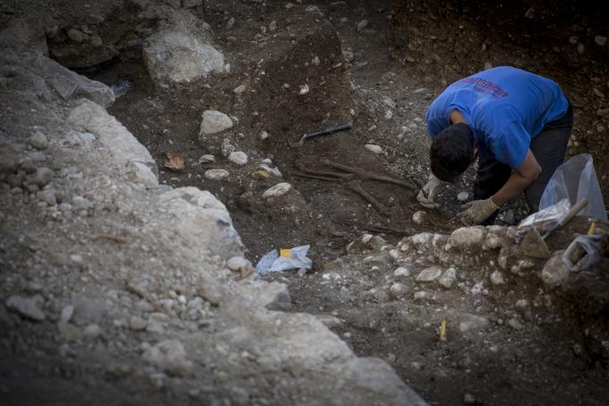 Večinoma so našli odrasle, pa tudi tri otroške skelete. | Foto: Ana Kovač