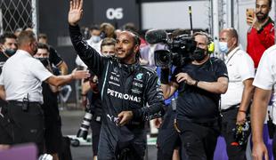 Hamiltonu "pole position", Verstappnu bližnje srečanje z ograjo