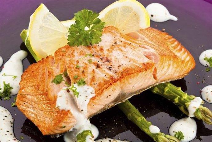 Velikonočni recept: Pečeni losos s krompirčkom, pestom in šparglji