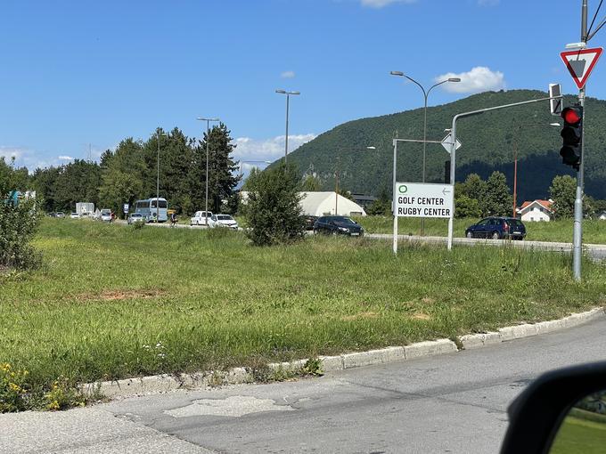 Preglednost levo v križišču, ki je novo ureditev dobilo prvo, ni najboljša. Pogled motita tako tabla kot tudi grmovje. | Foto: Gregor Pavšič