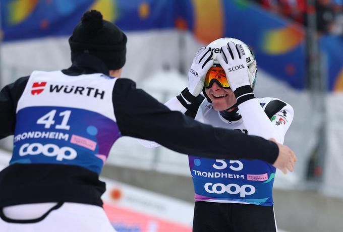 V finalu mu je uspelo tako popoln skok, da se je v začudenju prijel za čelado.  | Foto: Reuters