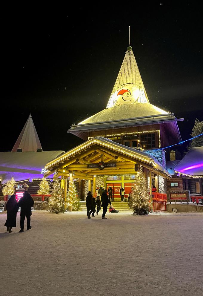 V Božičkovi vasi se predvsem v teh dneh tare veliko število obiskovalcev. | Foto: Reuters