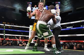 Floyd Mayweather se proti Loganu Paulu ni niti spotil