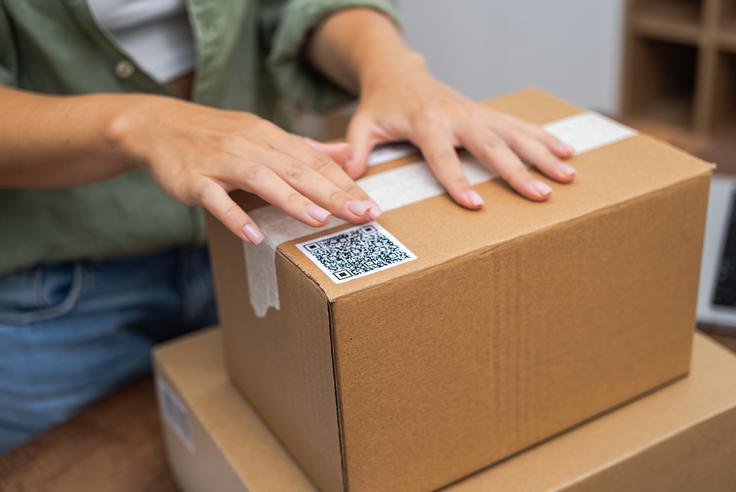 Če bo prejemnik pošte kodo QR na paketu, v katerem so v tovrstnih primerih najpogosteje ničvredni predmeti, skeniral s svojim pametnim telefonom, bo preusmerjen na nevarno spletno mesto, od koder se bodo na njegovo napravo na skrivaj namestili zlonamerni programi, namenjeni kraji podatkov. | Foto: Shutterstock