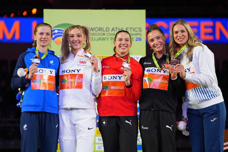 Presrečne dobitnice medalj na Poljskem v skoku s palico. | Foto: Reuters