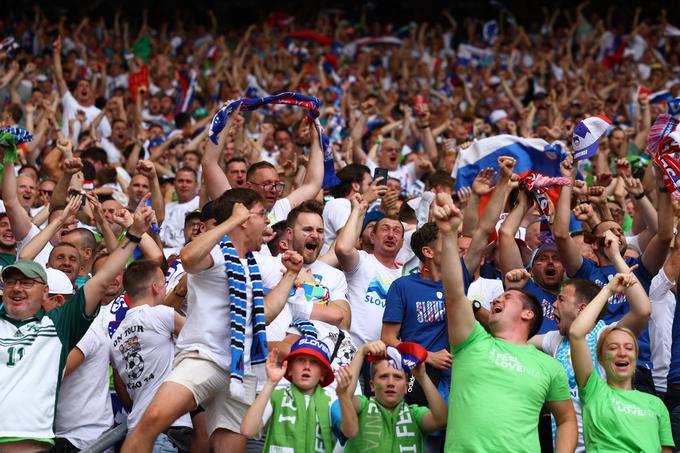 V Stuttgartu je slovensko nogometno reprezentanco v živo bodrilo 12 tisoč navijačev. | Foto: Reuters