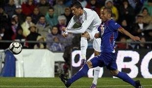 Ronaldo in Higuain vrnila Real na vrh