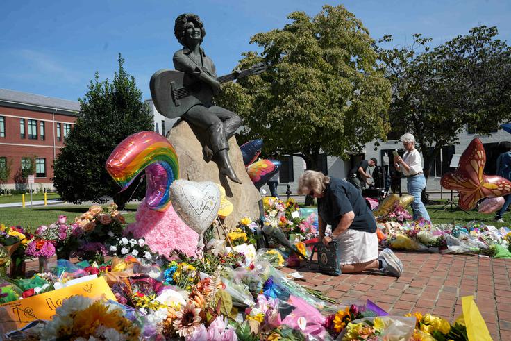 Žalujoči se poklanjajo ob Dollyjinem kipu v središču mesta Sevierville v ameriški zvezni državi Tennessee. | Foto: Reuters