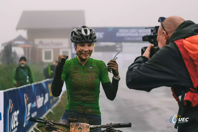 Maruša Tereza Šerkezi | 17-letna slovenska gorska kolesarka Maruša Tereza Šerkezi je nova mladinska evropska prvakinja v kratkem krosu! | Foto UEC