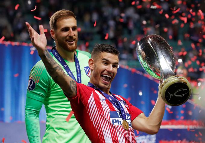 Lucas Hernandez in Jan Oblak sta si pri Atleticu delila slačilnico. Tako sta se veselila evropskega superpokala leta 2018. | Foto: Reuters