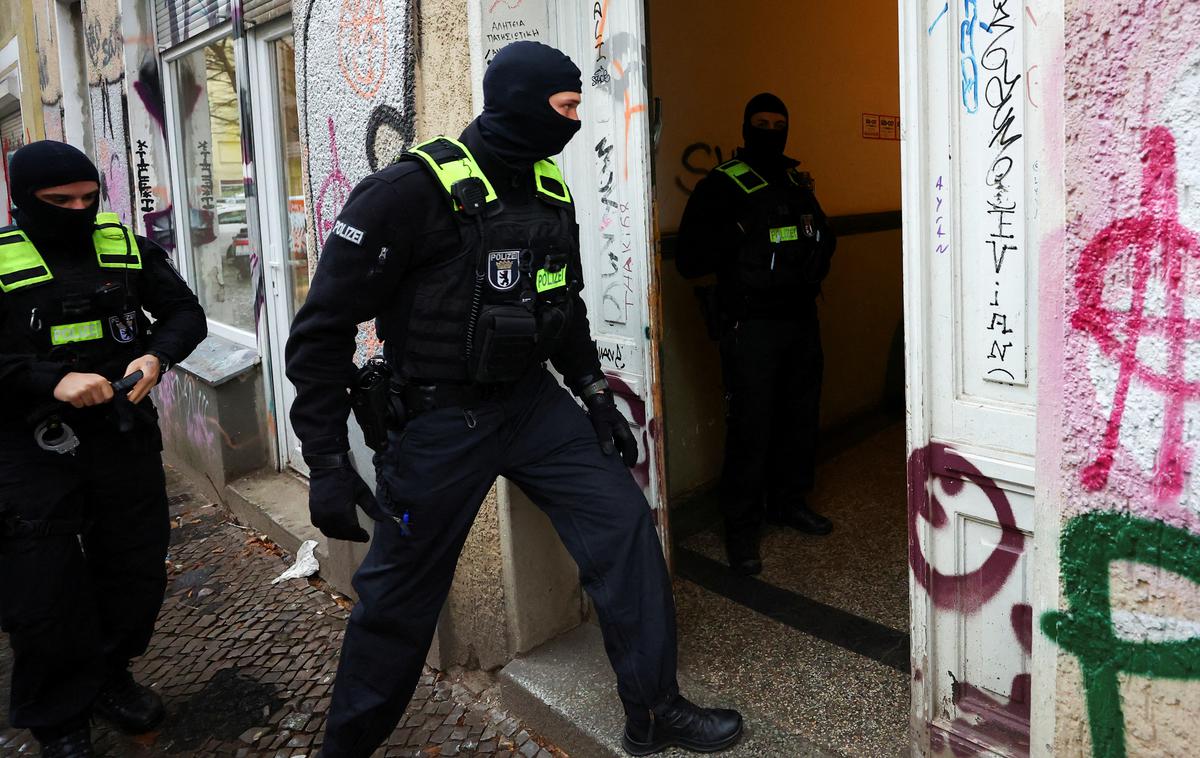 Nemška policija, Nemčija | Med aretacijami so policisti zasegli več vrst orožja. | Foto Reuters