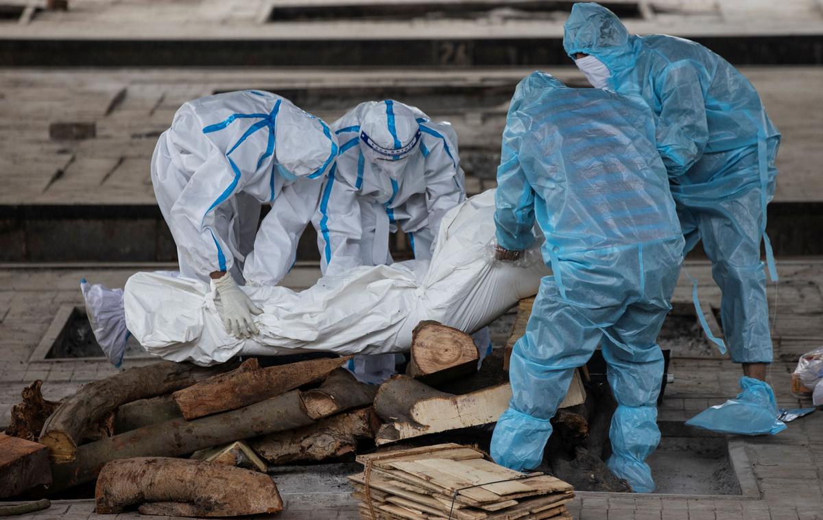 koronavirus, indija | Priprava trupla na sežig v indijskem New Delhiju. | Foto Reuters