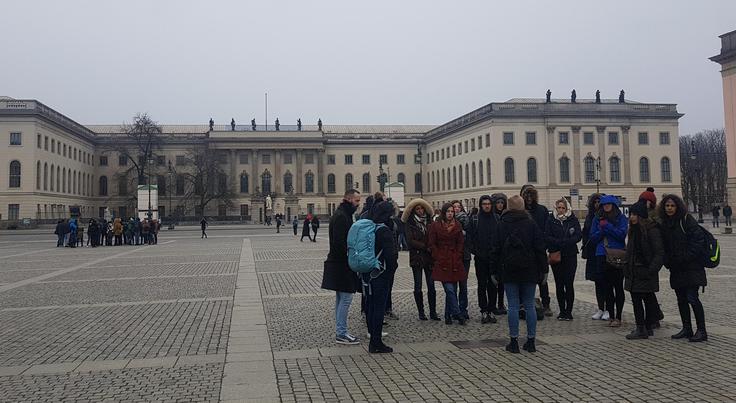 Na vodenih ogledih se ponavadi zaradi velike obiskanosti turiste razdeli v več skupin. To prakso uporabljajo tako v Sloveniji kot tudi drugod v tujini.  | Foto: Kaya Kamenarič