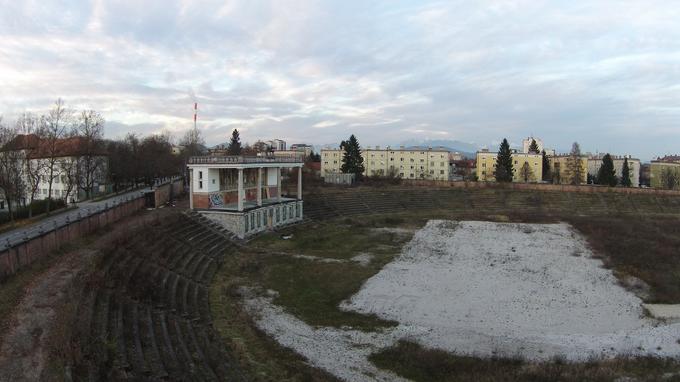 Stanovalci Fondovih blokov za Bežigradom, ki stojijo ob neposredni bližini Plečnikovega stadiona, že desetletje nasprotujejo načrtovani posodobitvi stadiona in pozidavi zelenice med bloki in stadionom. | Foto: STA ,