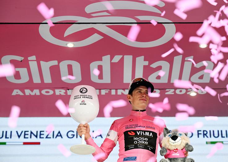 Jonas Vingegaard je z veliko prednostjo v rožnati majici vodilnega na dirki po Italiji. | Foto: Reuters