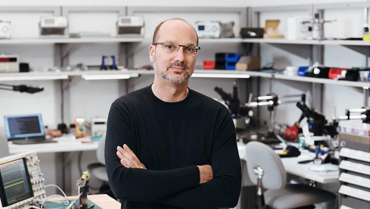 Andy Rubin je Google zapustil leta 2013 in se posvetil drugim projektom. Med drugim je letos razvil in začel prodajati svoj pametni telefon Essential, ki pa kljub dobrim ocenam za zdaj še ni postal prodajna uspešnica.  | Foto: Essential