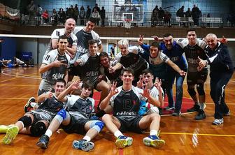 Dolgolasega velikana, za katerega bi se morali stepsti, prepustili Italijanom #video