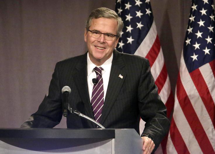 Pred ameriškimi volitvami leta 2016 so številni pričakovali, da bo republikanski kandidat nekdanji floridski guverner Jeb Bush, sin Georgea Busha starejšega in brat Georga Busha mlajšega. A od poletja 2015 je med republikanci zasijala nova zvezda, newyorški milijarder Donald Trump, ki je grajal Jebovega brata in očeta ter obljubljal zid na meji z Mehiko. Po slabih uvrstitvah na republikanskih primarnih volitvah je 20. februarja 2016, po zgolj četrtem mestu na primarnih volitvah v Južni Karolini, izstopil iz tekme. Pred volitvami v Južni Karolini je začel namesto očal nositi kontaktne leče. Ni pomagalo. | Foto: Guliverimage