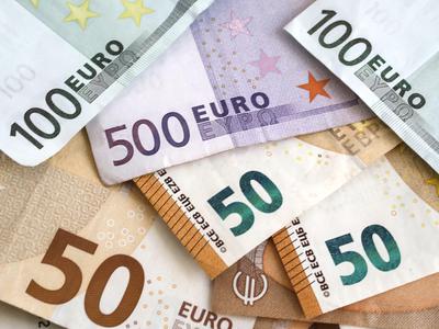 Sum ponarejenih bankovcev: policija primer preiskuje po več krajih v državi