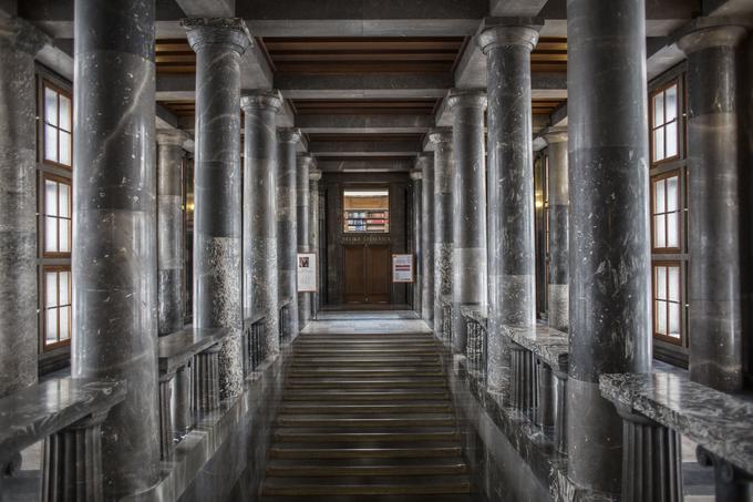 Občutek, da gre za posvečen prostor, tempelj znanja, obredne poti k napredku, še dodatno vzbujajo stebri, ki se nanašajo na antično arhitekturo. | Foto: 