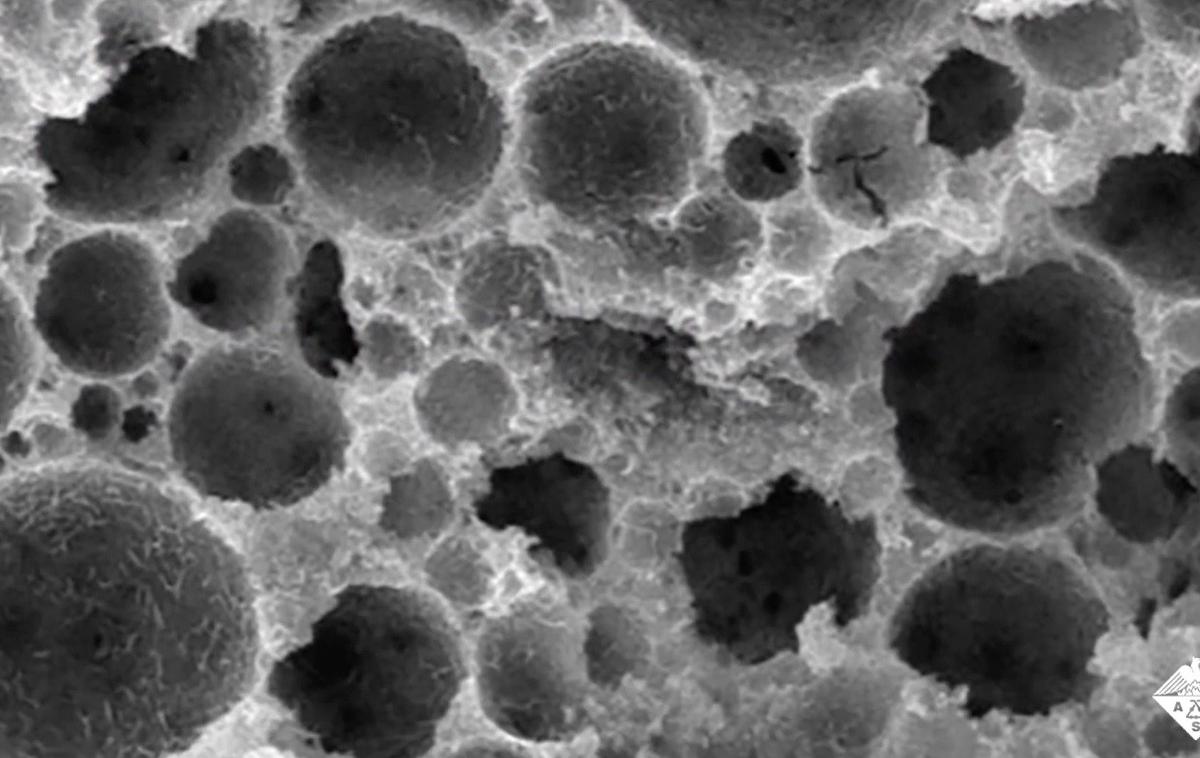 hidrofobni beton | Mikroskopska struktura superhidrofobnega betona, na kateri se vidijo majhne pore z zgornjo plastjo hidrofobnega polomera PDMS | Foto American Chemical Society (ACS)