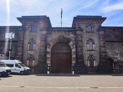 Policija na nogah: iz zapora izpustili napačna zapornika #video