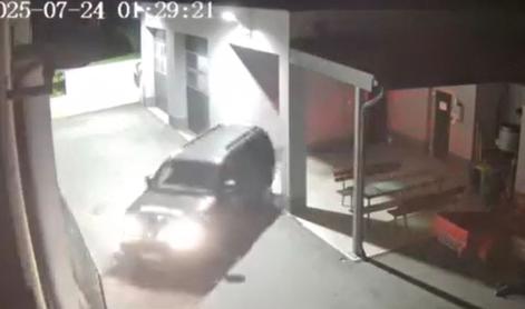 Sprehodil se je po gasilskem domu in ukradel avtomobil. Ste ga videli? #video