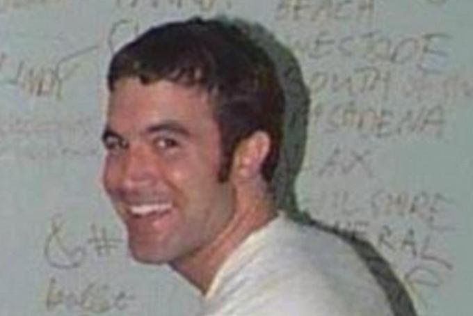 Anderson legendarno profilno fotografijo z družbenega omrežja Myspace uporablja še danes, na primer na Facebooku (klik na fotografijo za povezavo). | Foto: 