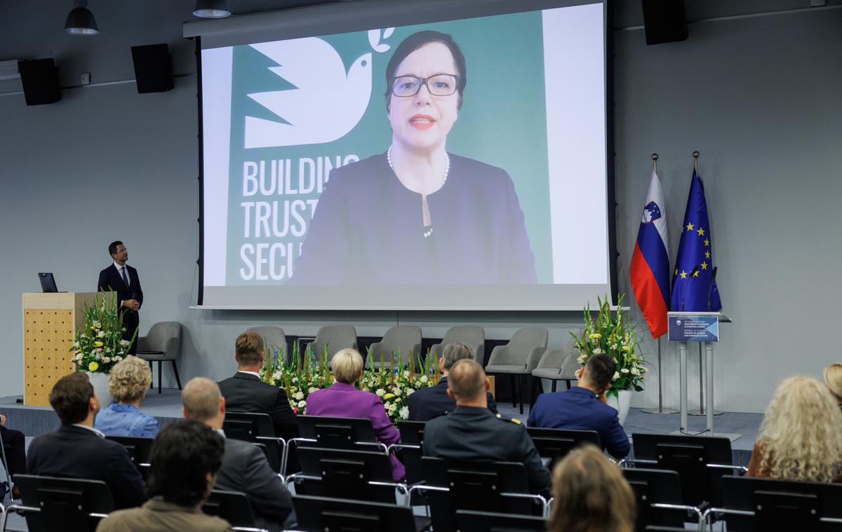 Ondina Blokar Drobič | "Zaostrovanje neodgovorne jedrske retorike je zaskrbljujoče. [...] To je srhljiv opomin na nekaj, čemur se mednarodna skupnost skuša izogniti," je dejala namestnica veleposlanika Ondina Blokar Drobič in skupaj z drugimi opozarjala tudi na nevarnost prisotnosti severnokorejskih vojakov v Rusiji. To po njenih besedah ne ogroža le regionalne varnosti, ampak tudi krši več resolucij Varnostnega sveta. | Foto STA