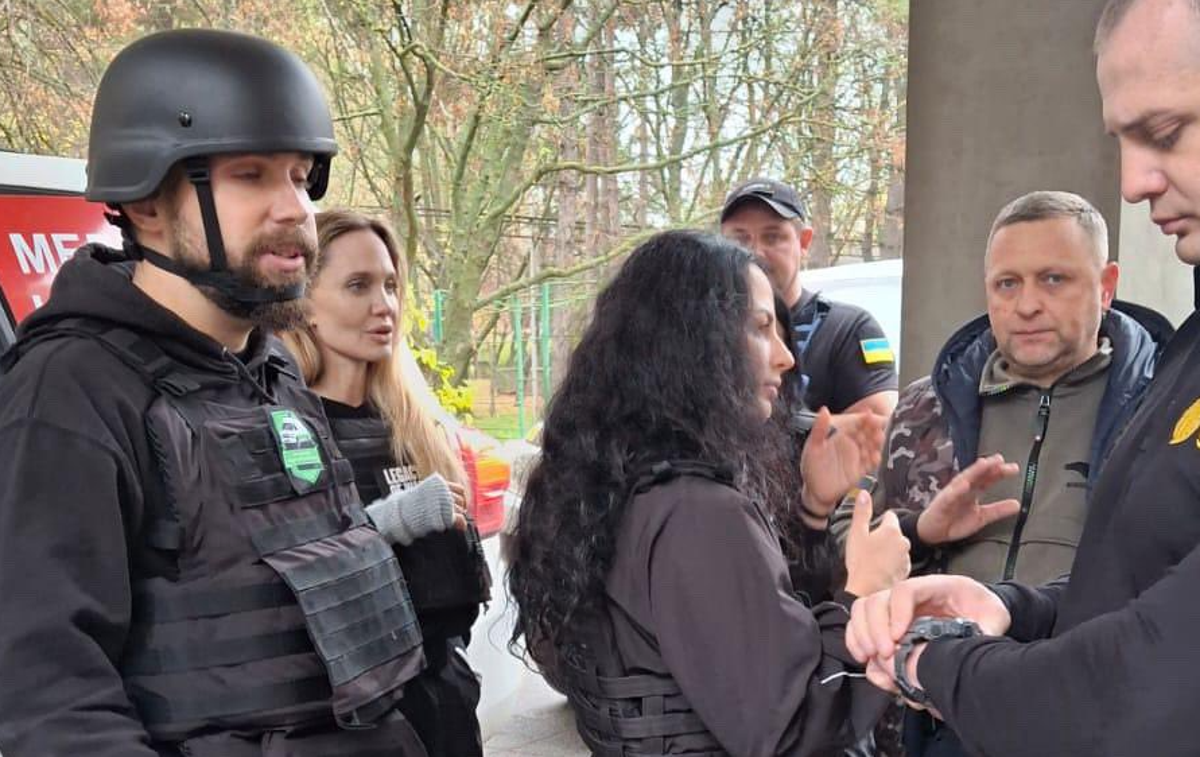 Angelina Jolie v Ukrajini | Fotografija Angeline Jolie v Ukrajini, ki je zaokrožila po družbenih omrežjih. Njen obisk Hersona ni bil javno naznanjen.  | Foto Platforma X