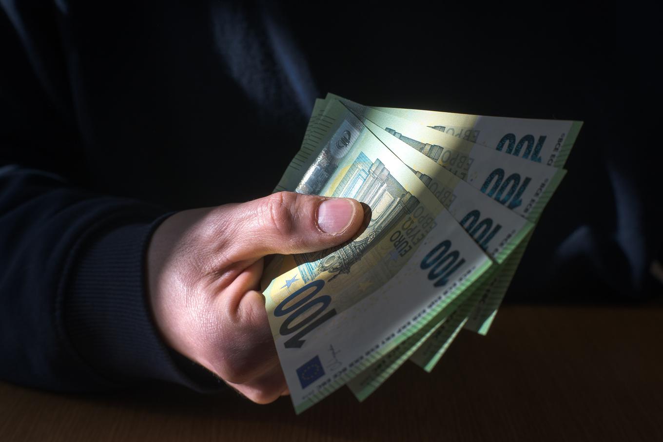 Celjan nasedel prevarantom z obljubami o zaslužku z zlatom in nafto ter izgubil 97.000 evrov