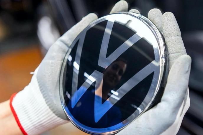 Volkswagen logo | Med desetimi najbolj zadolženimi podjetji na svetu je kar pet avtomobilistov, na samem vrhu pa je skupina Volkswagen. | Foto Reuters