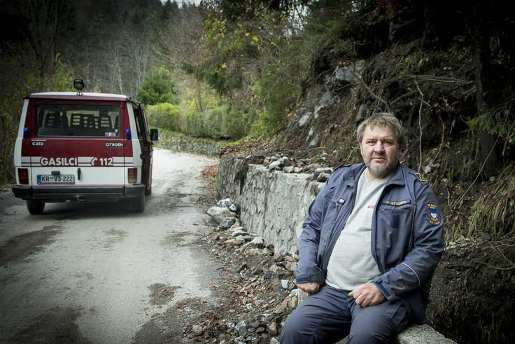 Jože Steiner, podpredsednik PGD Jelendol, neutrudno skrbi za koordinacijo in pomaga, kjer lahko. | Foto: Ana Kovač
